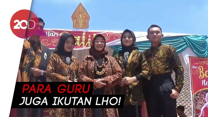 Gaya Ratusan Siswa SMK Sumedang Fashion Show Pakai Batik