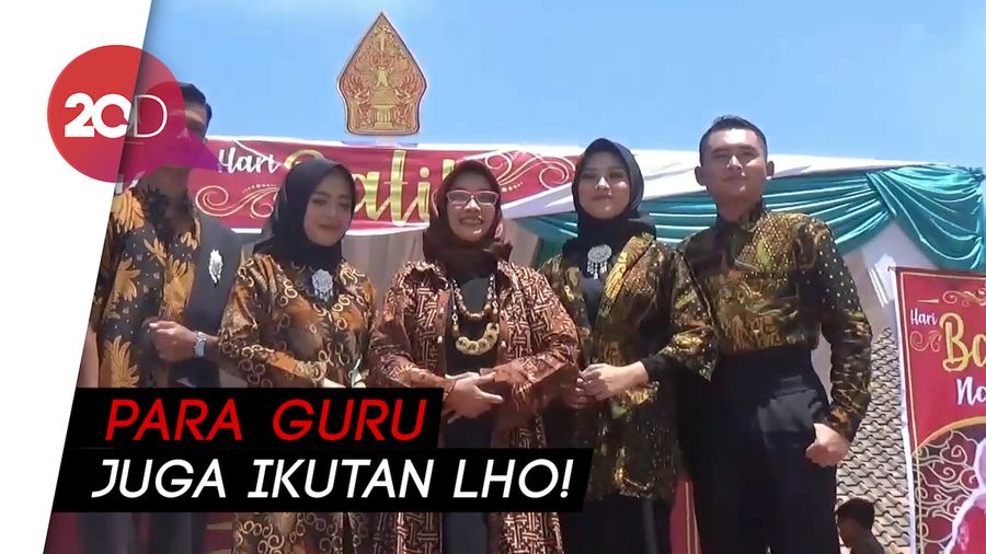 Gaya Ratusan Siswa SMK Sumedang Fashion Show Pakai Batik
