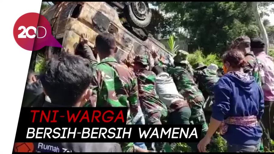 TNI-Warga Gotong Royong Bersihkan Sisa-sisa Kerusuhan Wamena