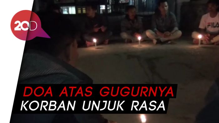 Bakar Lilin, Mahasiswa Kendari Gelar Doa Bersama untuk Randi-Yusuf