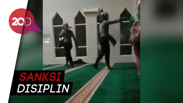 Masuk Masjid Pakai Sepatu, 2 Polisi di Makassar Ditahan 14 Hari