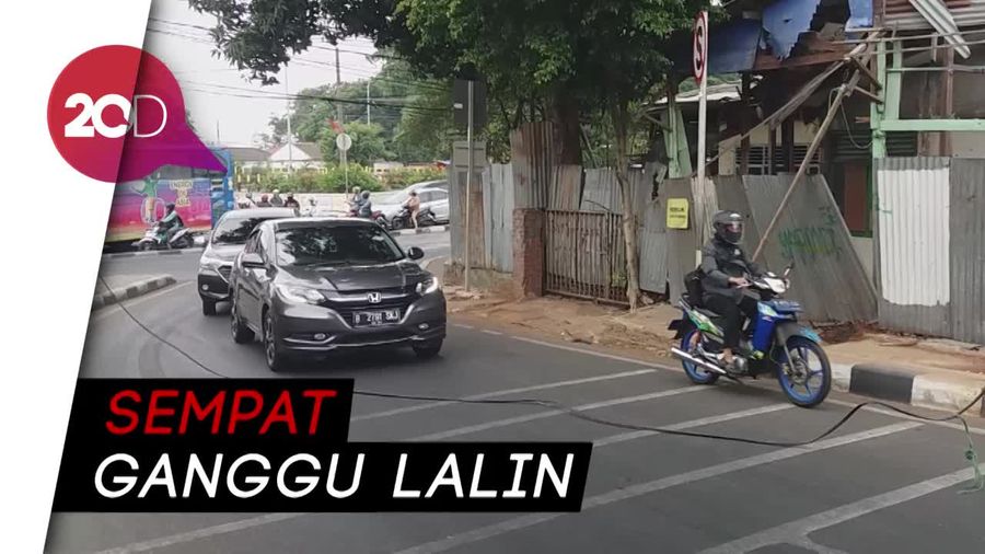 Bahaya! Kabel di Pasar Minggu Tersambar Truk dan Menjuntai ke Jalan