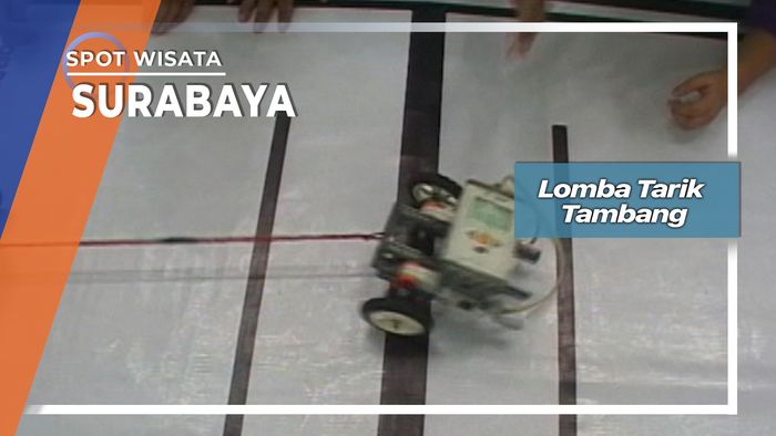 Lomba Tarik Tambang di Surabaya 