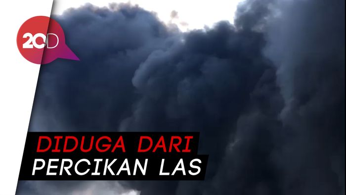 Ganasnya Si Jago Merah Lahap Pabrik Plastik di Mojokerto