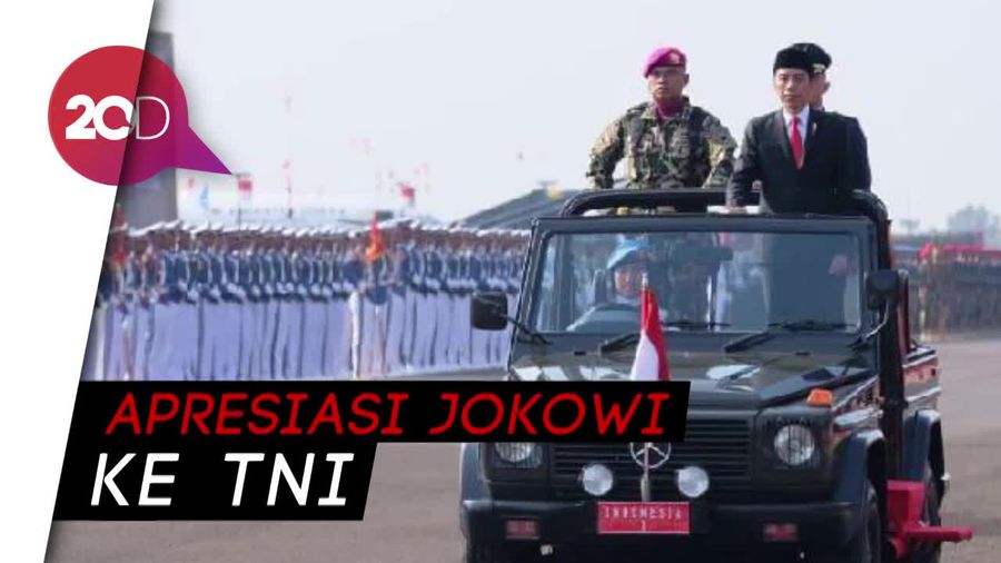 Jokowi Salami Prajurit di Akhir Upacara HUT ke-74 TNI