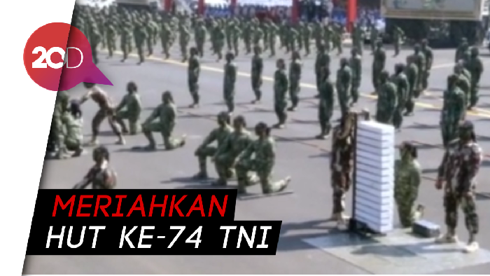 Ciat! Prajurit TNI Atraksi Bela Diri dan Pecahkan Beton