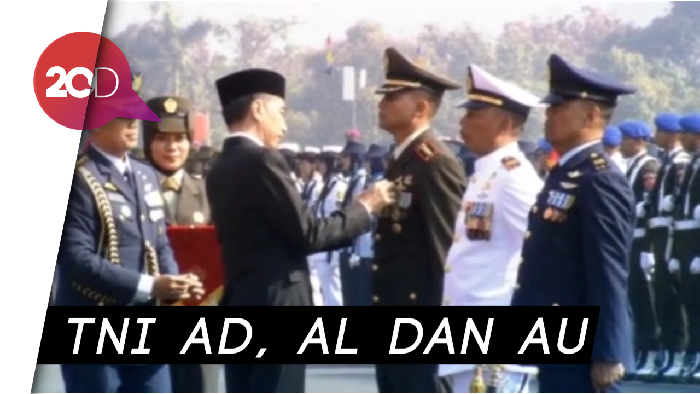 Jokowi Sematkan Tanda Kehormatan Kepada 3 Prajurit TNI