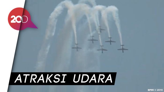 Manuver Cinta di Udara dari Jupiter Aerobatik Team