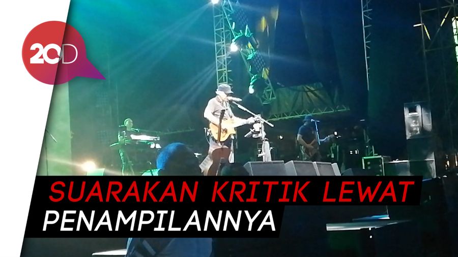 Iwan Fals Sindir Isu Karhutla di Panggung Synchronize