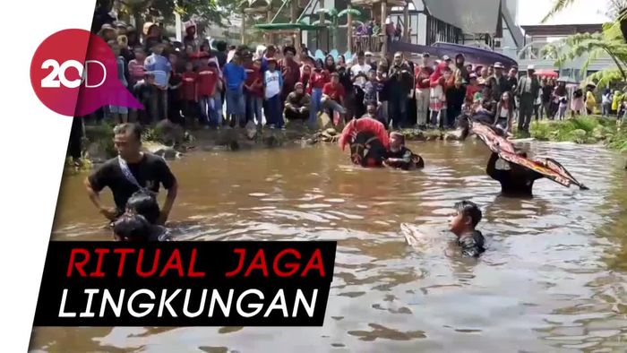 Tradisi Ngalokat Cai untuk Menjaga Mata Air