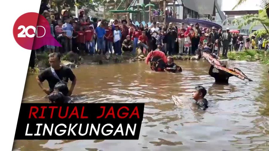 Tradisi Ngalokat Cai untuk Menjaga Mata Air