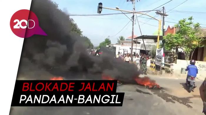 Protes Sungai Tercemar, Warga Pasuruan Bakar Ban di Jalanan