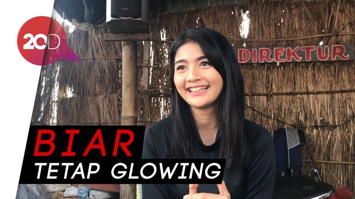 Hobi Naik Gunung, Debi Sagita Tetap Skincare-an saat Mendaki