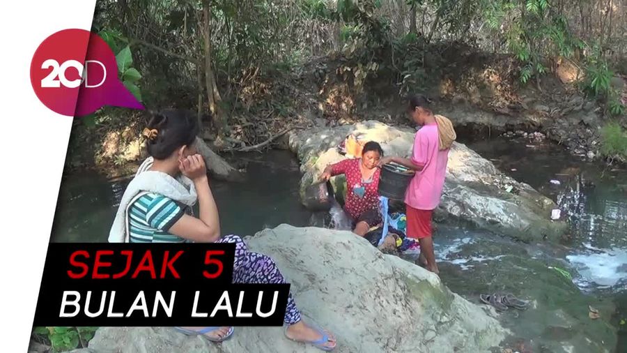 Warga Jombang Manfaatkan Air Keruh Akibat Kekeringan   