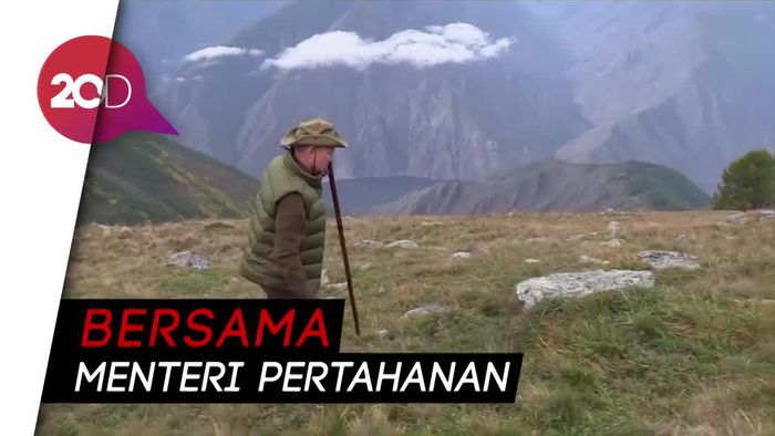 Ultah ke-67, Presiden Putin Mendaki Gunung dan Petik Jamur