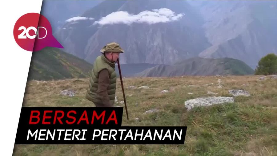 Ultah ke-67, Presiden Putin Mendaki Gunung dan Petik Jamur