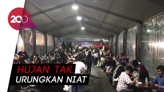 Hujan Turun Jelang Konser Shawn Mendes, Fans Tetap Antusias