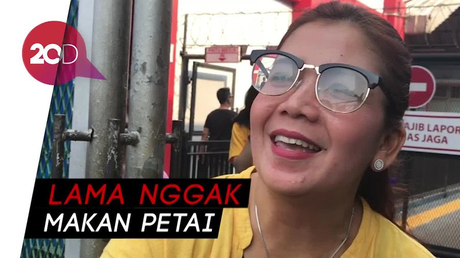 Jenguk Kriss Hatta Jelang Sidang Perdana, Ibunda Bawakan Petai