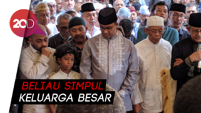 Momen Anies Antar Sang Bibi ke Peristirahatan Terakhir