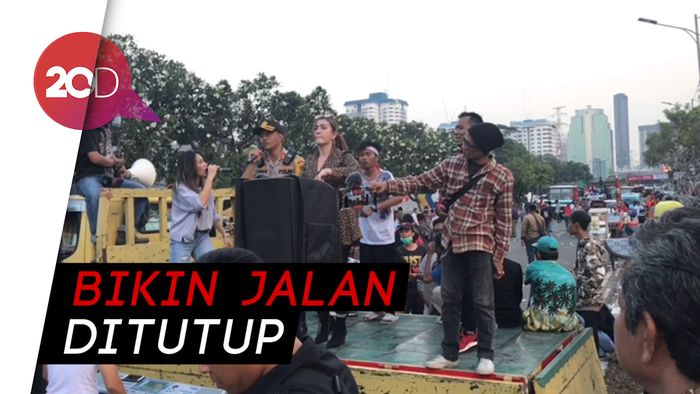 Polisi Ikut Dangdutan di Demo Tolak Perppu KPK Depan DPR