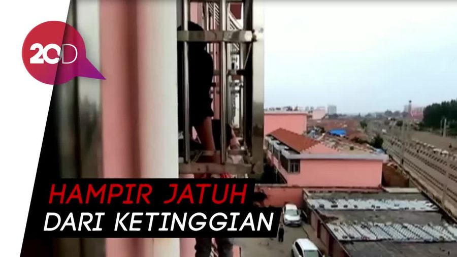 Dramatis! Penyelamatan Bocah yang Tersangkut di Jendela Lantai 4