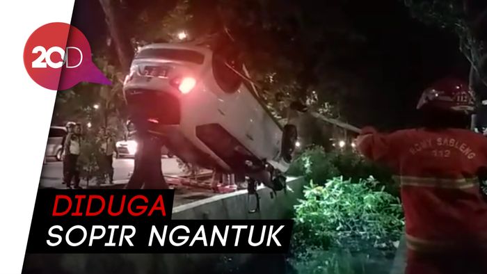 Mobil Berisi Satu Keluarga di Surabaya Nyemplung ke Sungai