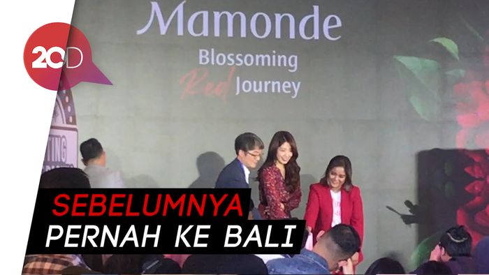 Park Shin Hye Guncang Pengunjung Mal di Jakarta