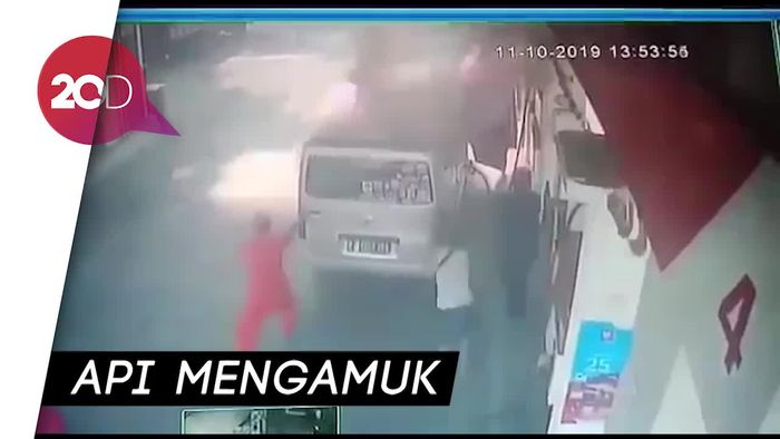 Detik-detik Mobil Berasap yang Picu Kebakaran Pom Bensin Cipayung