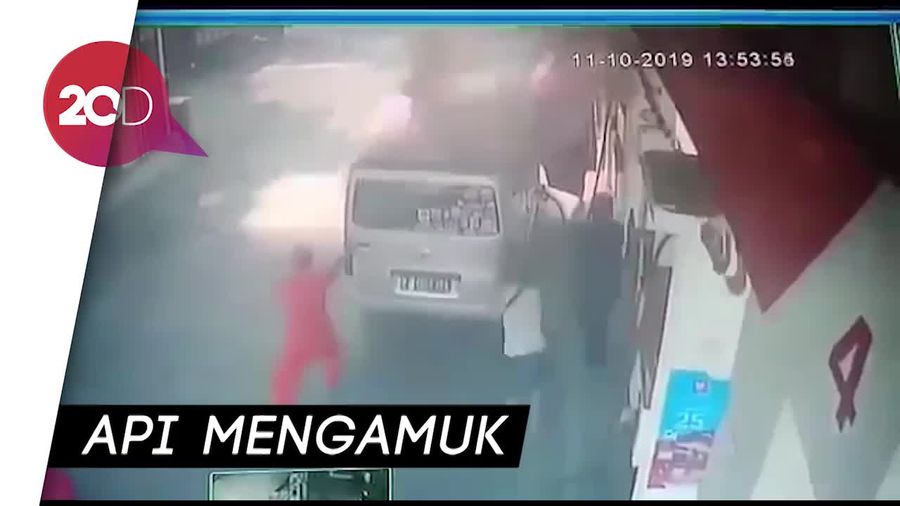 Detik-detik Mobil Berasap yang Picu Kebakaran Pom Bensin Cipayung