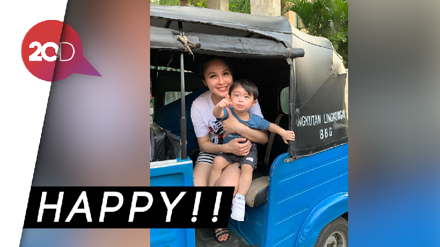 Meski Kaya, Sandra Dewi Tetap Ajak Anaknya Naik Bajaj