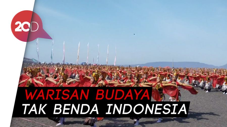 Ribuan Penari Pukau Ribuan Wisatawan di Festival Gandrung Sewu 
