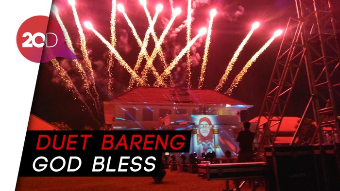Aksi Khofifah Nyanyi Lagu Rumah Kita di HUT ke-74 Jatim