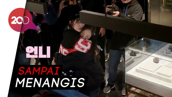 Video Momen Haru Taeyeon Beri Dukungan ke Sulli