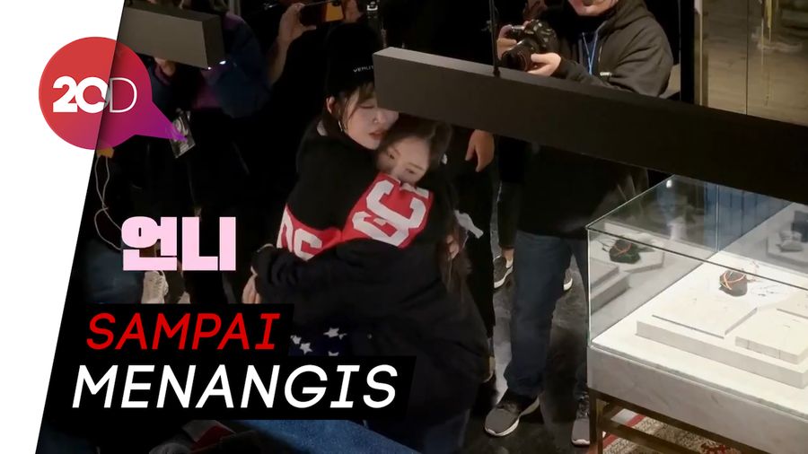 Video Momen Haru Taeyeon Beri Dukungan ke Sulli