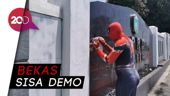 Spiderman Bersihkan Vandalisme di Kantor DPRD Kota Parepare