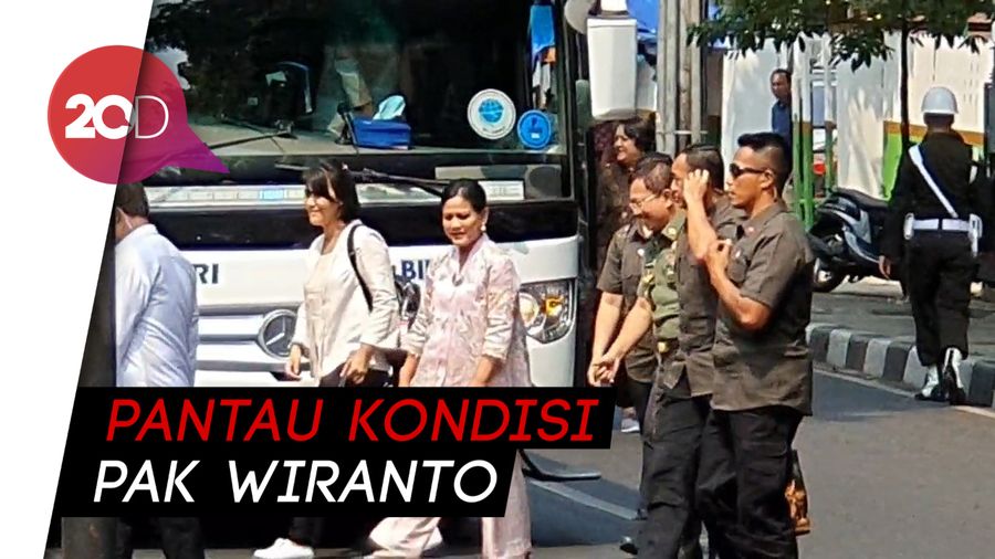 Ibu Iriana Besuk Wiranto Bersama OASE