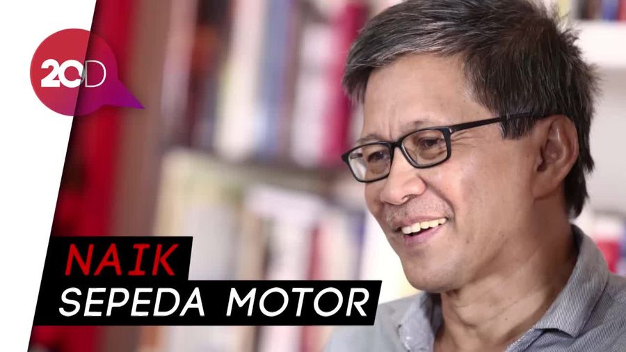 Numpang Sepeda Motor, Rocky Gerung Hadiri Konfernas Gerindra
