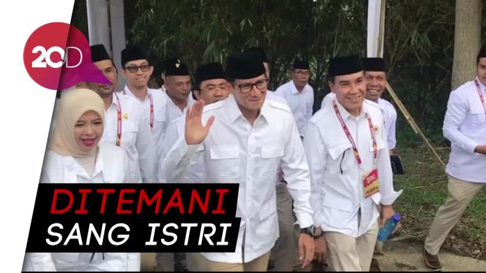 Wajah Semringah Sandiaga di Arena Konfernas Gerindra
