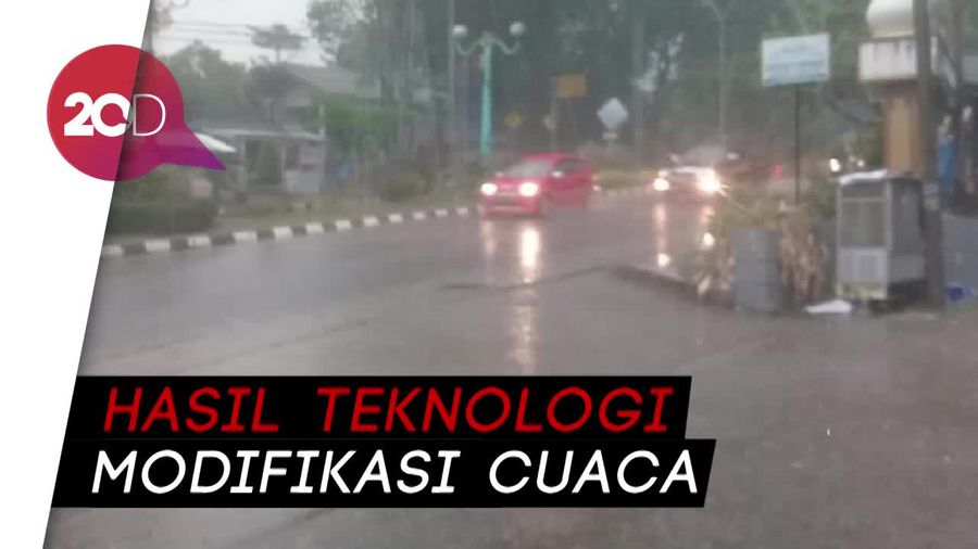 Hujan Deras Guyur Jambi, Asap Masih Mengancam