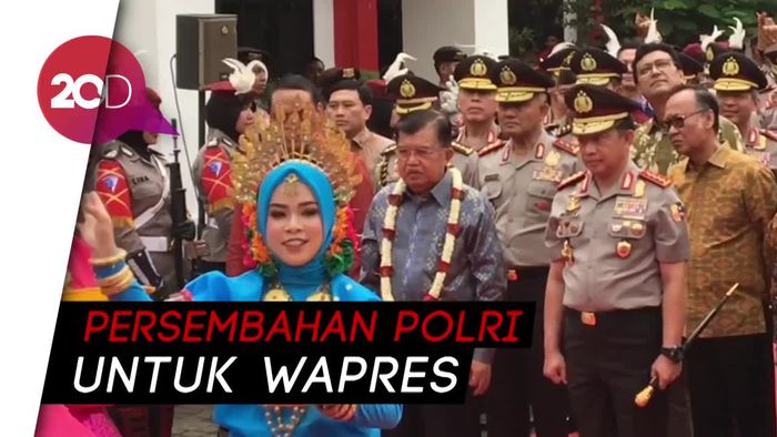 Gelar Tradisi Purnatugas, Polri Berikan Pedang Pati dan Lukisan untuk JK
