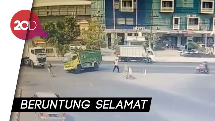 CCTV Detik-detik Juru Parkir Tertabrak Truk di Pasuruan