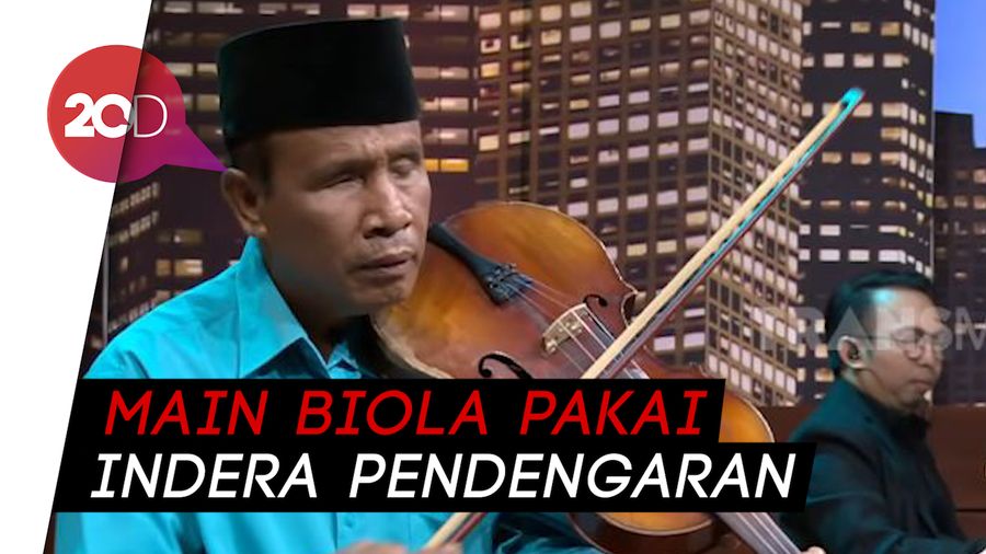 Menyentuh! Pengamen Biola Tunanetra Ini Santuni Anak Yatim