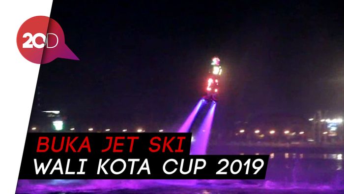 Atraksi Keren Flyboard Berlatar Kembang Api di Makassar