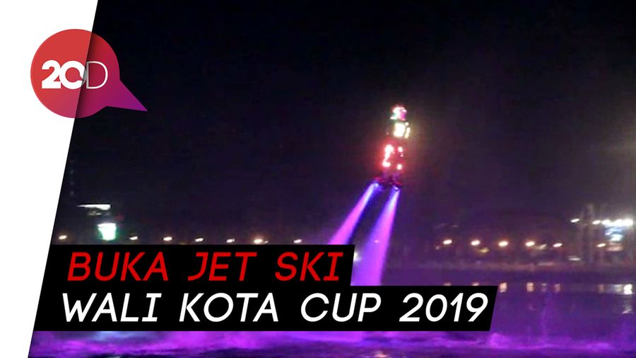 Atraksi Keren Flyboard Berlatar Kembang Api di Makassar
