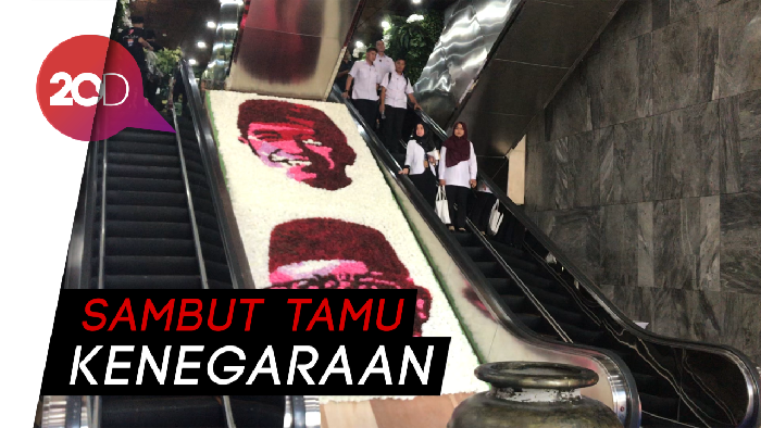 Melihat Susunan Bunga Bergambar Jokowi-Maruf di Gedung DPR