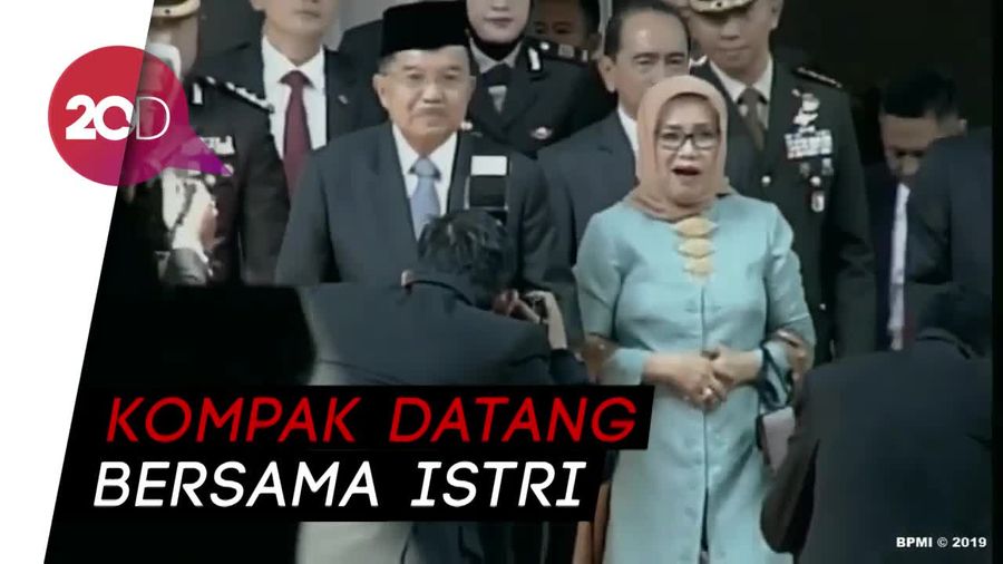 Sambil Bergandengan Tangan, JK-Mufidah Hadiri Pelantikan Jokowi-Amin