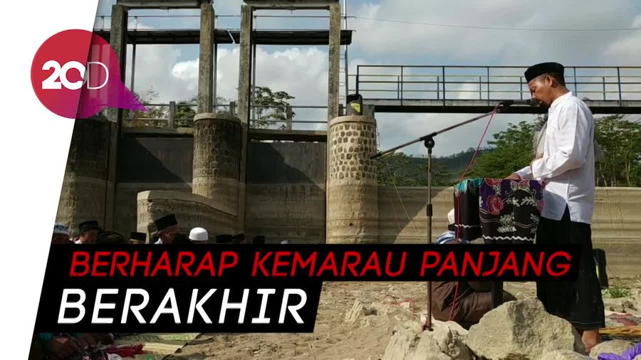 Ratusan Warga Pacitan Gelar Salat Istisqa di Bendungan Kering