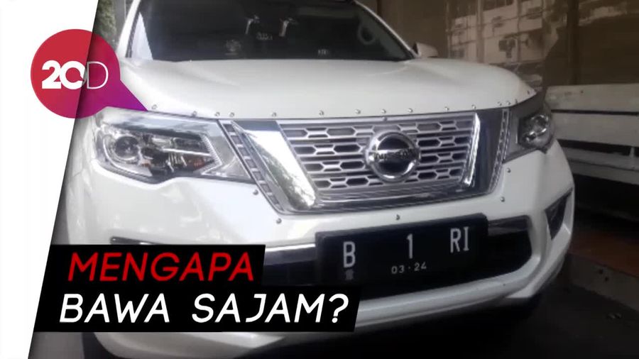 Penampakan Mobil B 1 RI Bermuatan Parang yang Diamankan Polisi