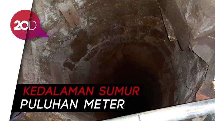 Damkar Turun Tangan, Angkut Pipa Tercebur ke Sumur