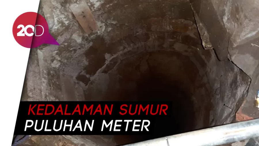 Damkar Turun Tangan, Angkut Pipa Tercebur ke Sumur